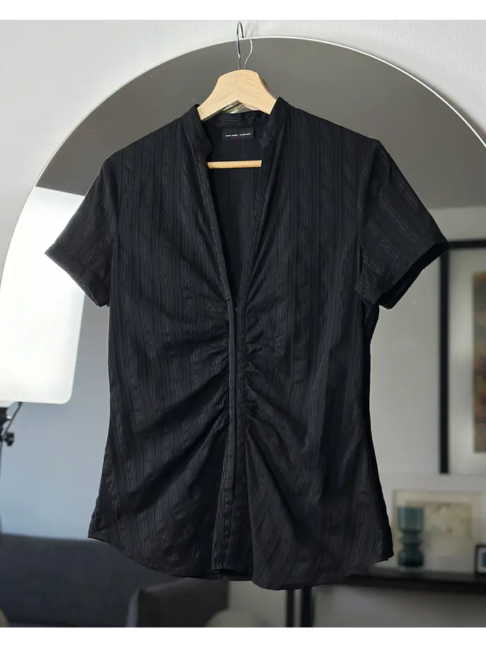 Camisa negra escotada 1