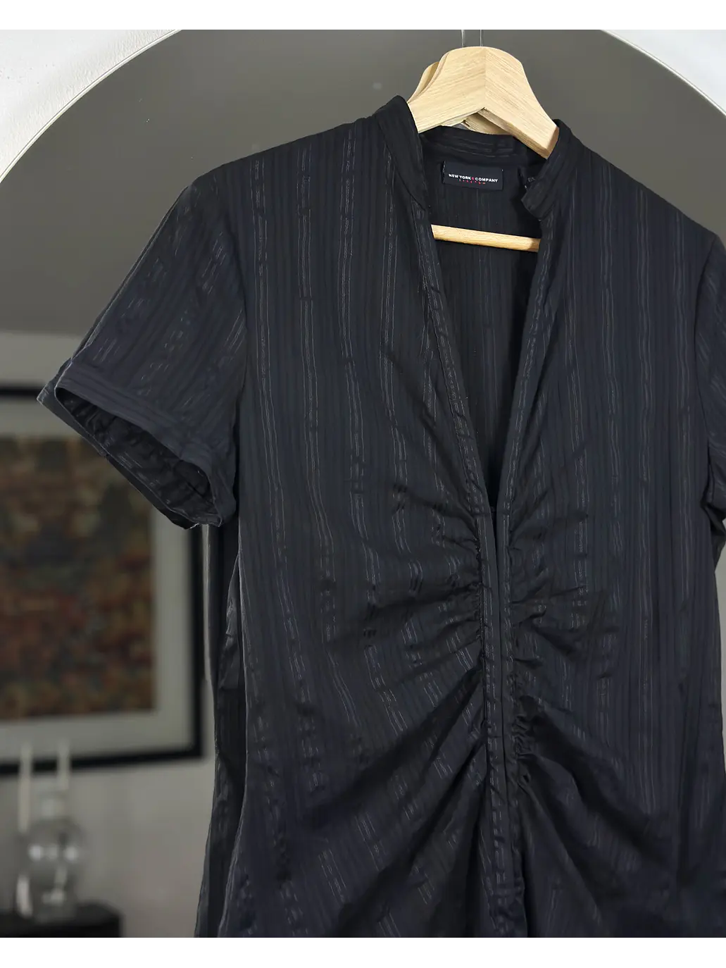 Camisa negra escotada 2
