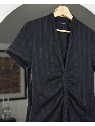 Camisa negra escotada