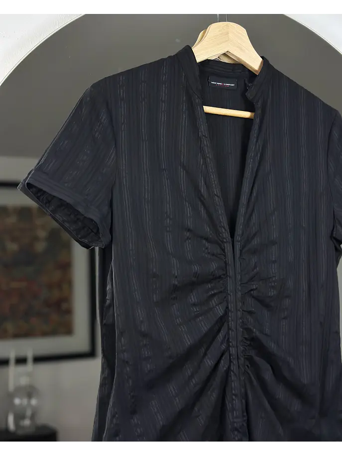 Camisa negra escotada 2