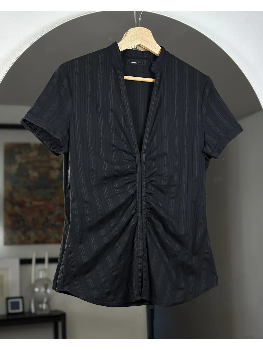 Camisa negra escotada 3