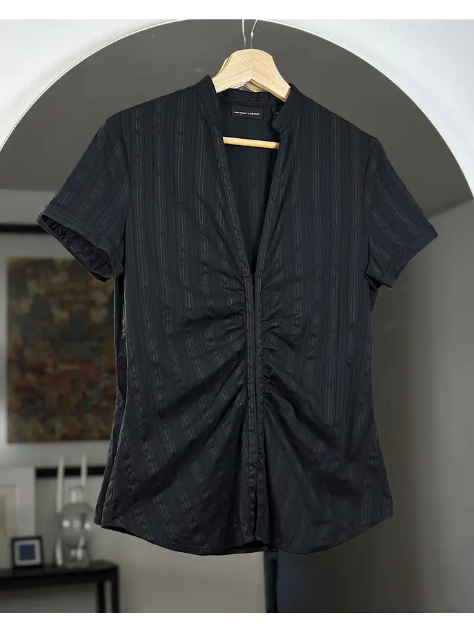 Camisa negra escotada 3