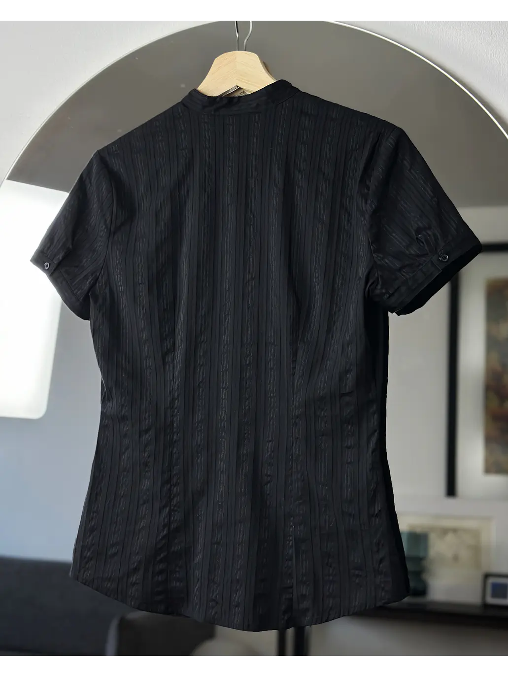 Camisa negra escotada 4
