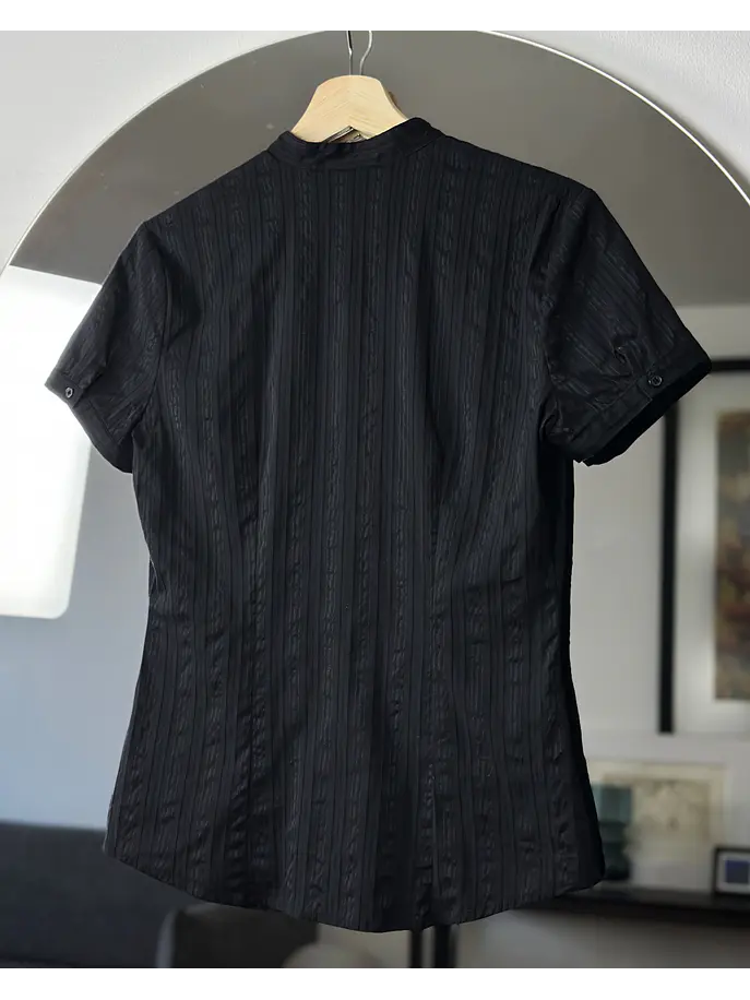 Camisa negra escotada 4