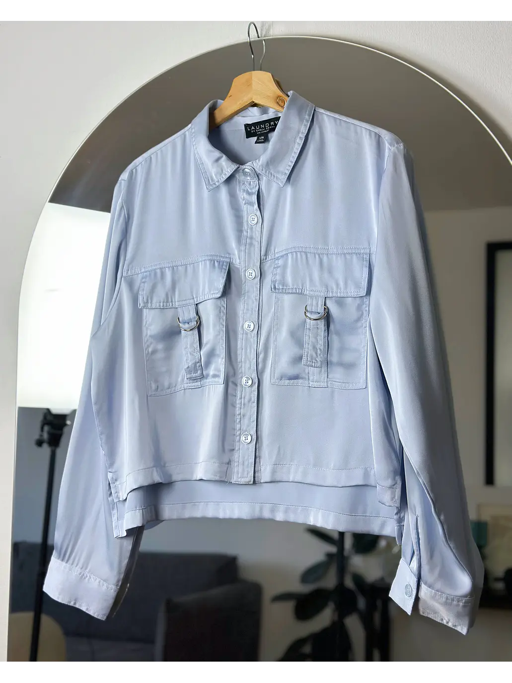 Camisa celeste satinada 1