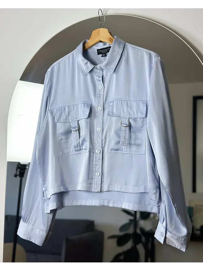 Camisa celeste satinada 1