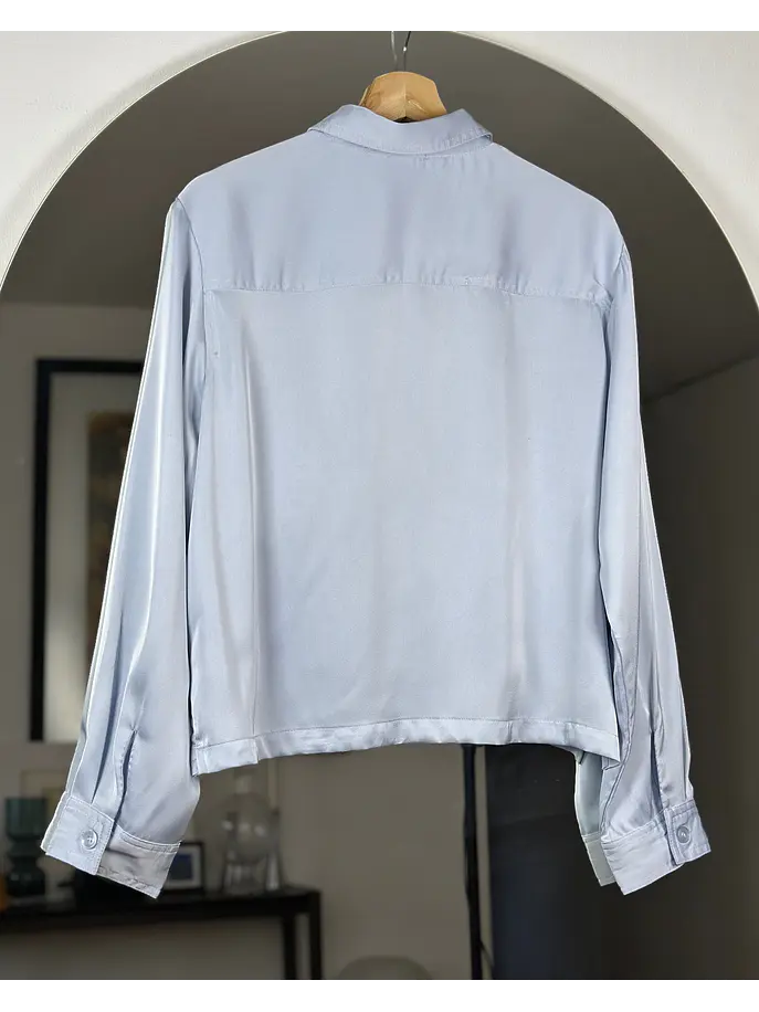 Camisa celeste satinada 3