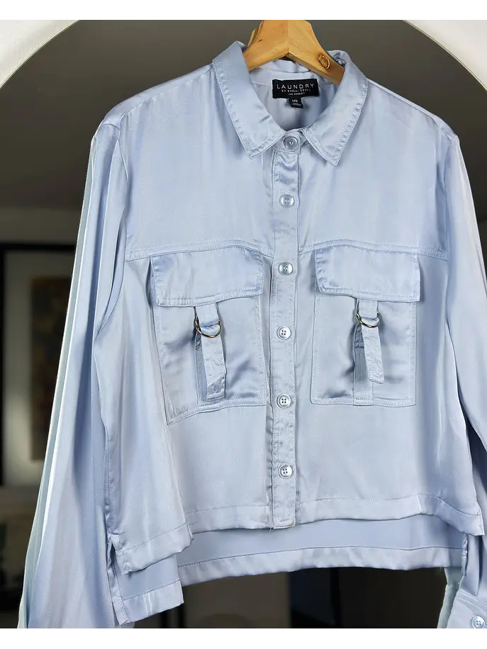 Camisa celeste satinada 2