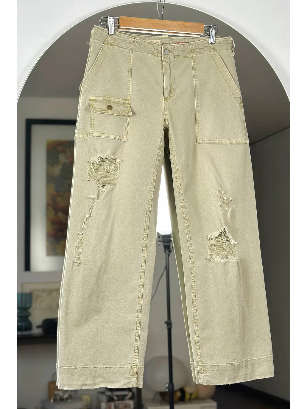Pantalón beige tiro bajo 1