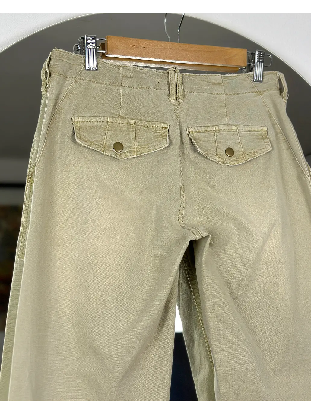 Pantalón beige tiro bajo 4