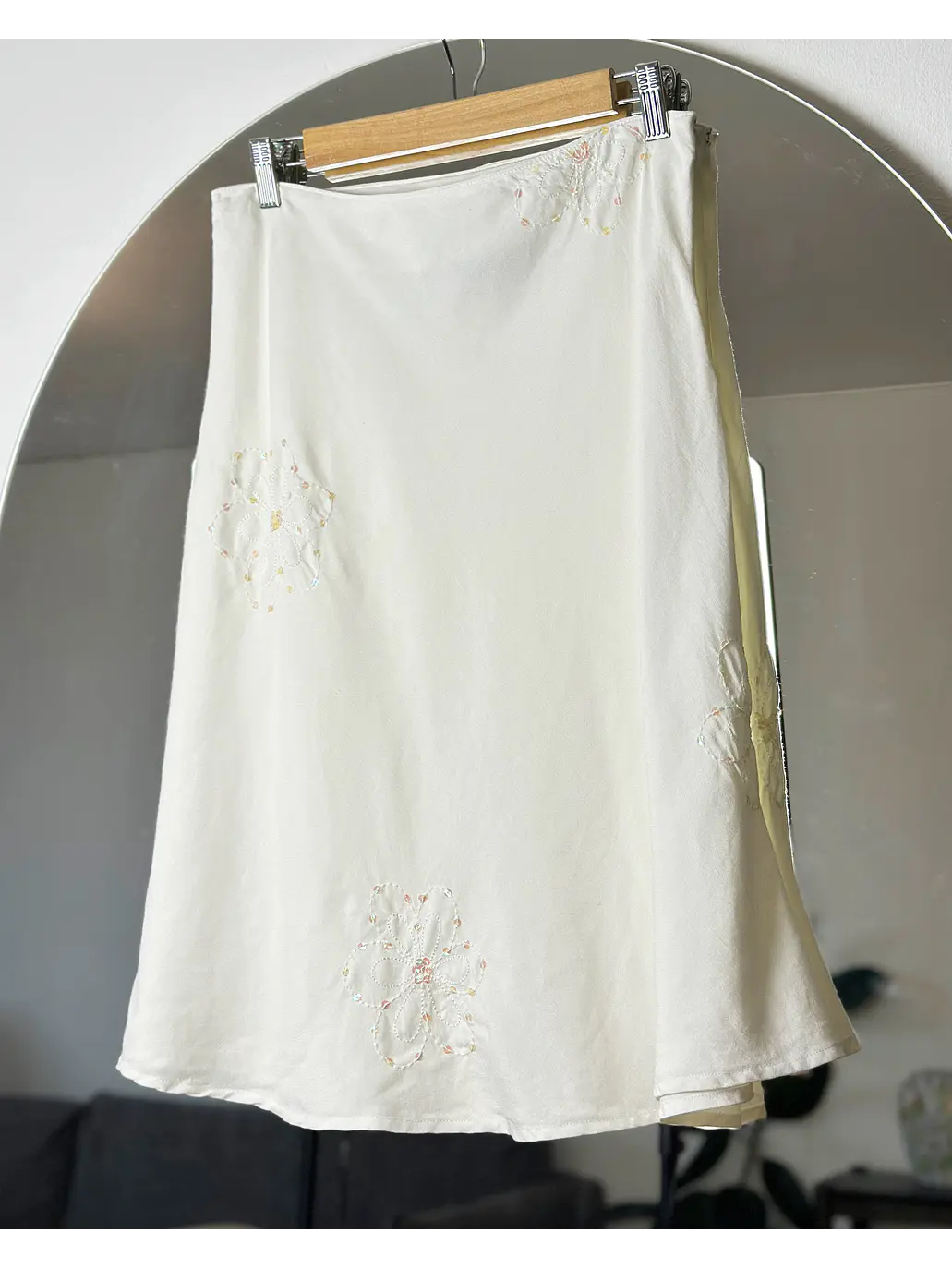 Falda blanca midi bordada 1