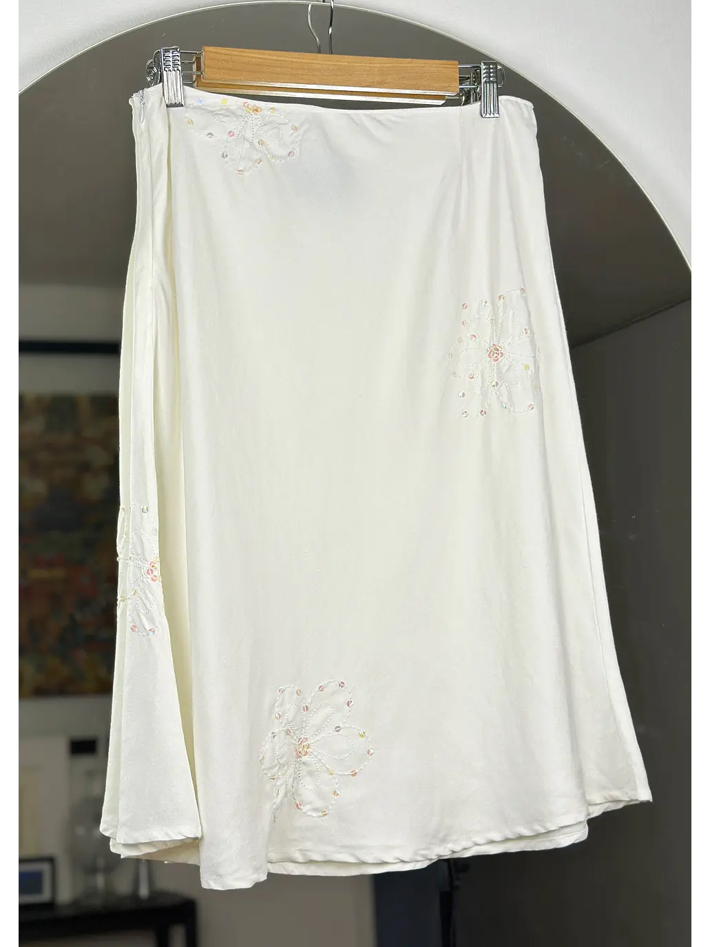 Falda blanca midi bordada 4