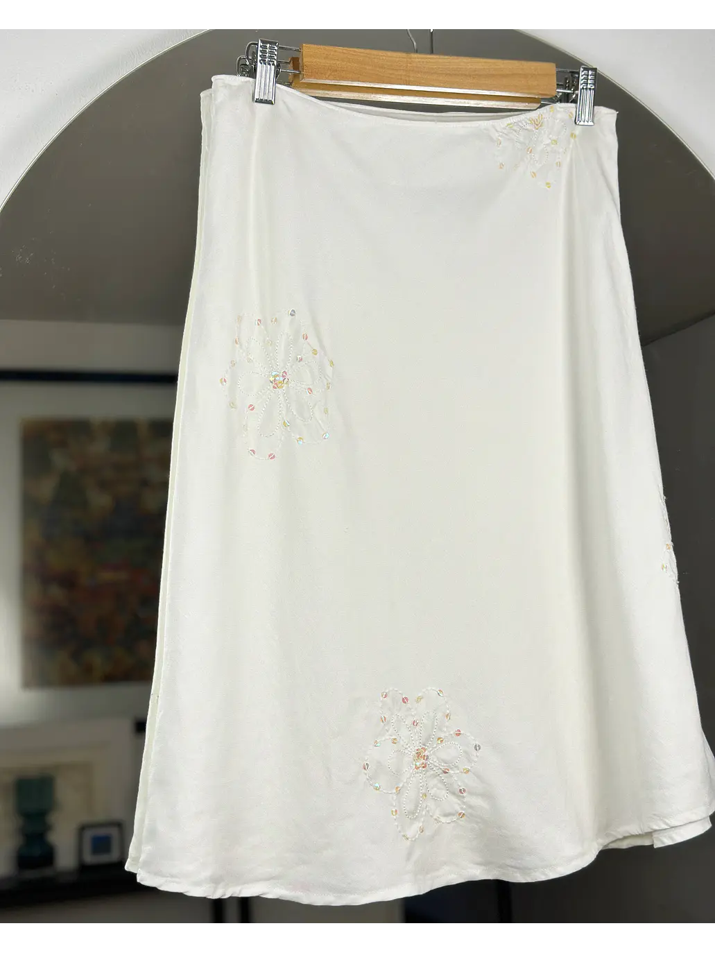 Falda blanca midi bordada 2