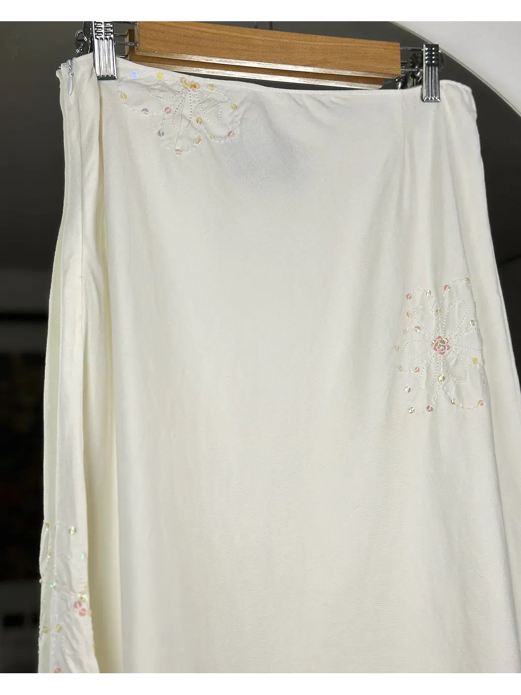 Falda blanca midi bordada 5