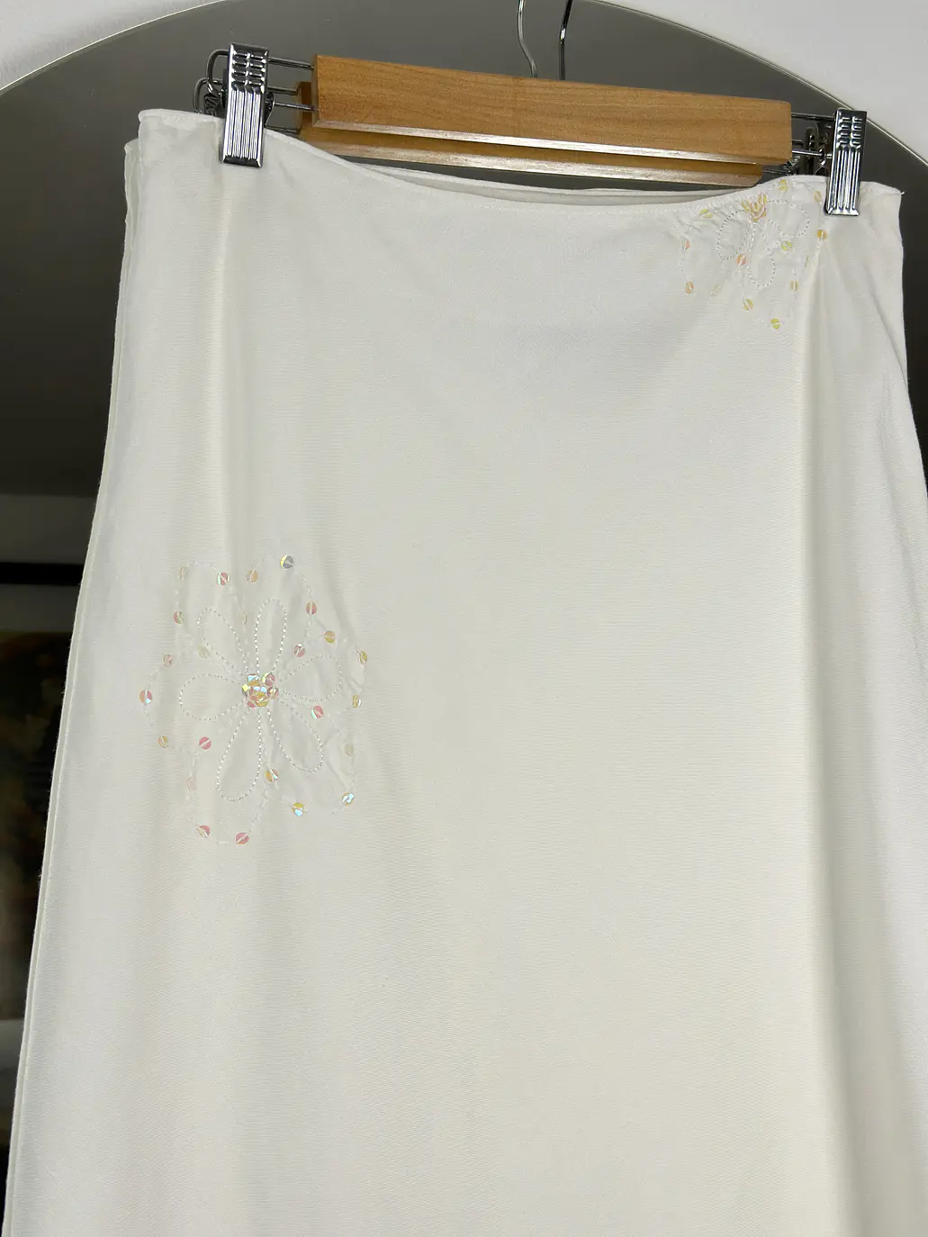 Falda blanca midi bordada 3