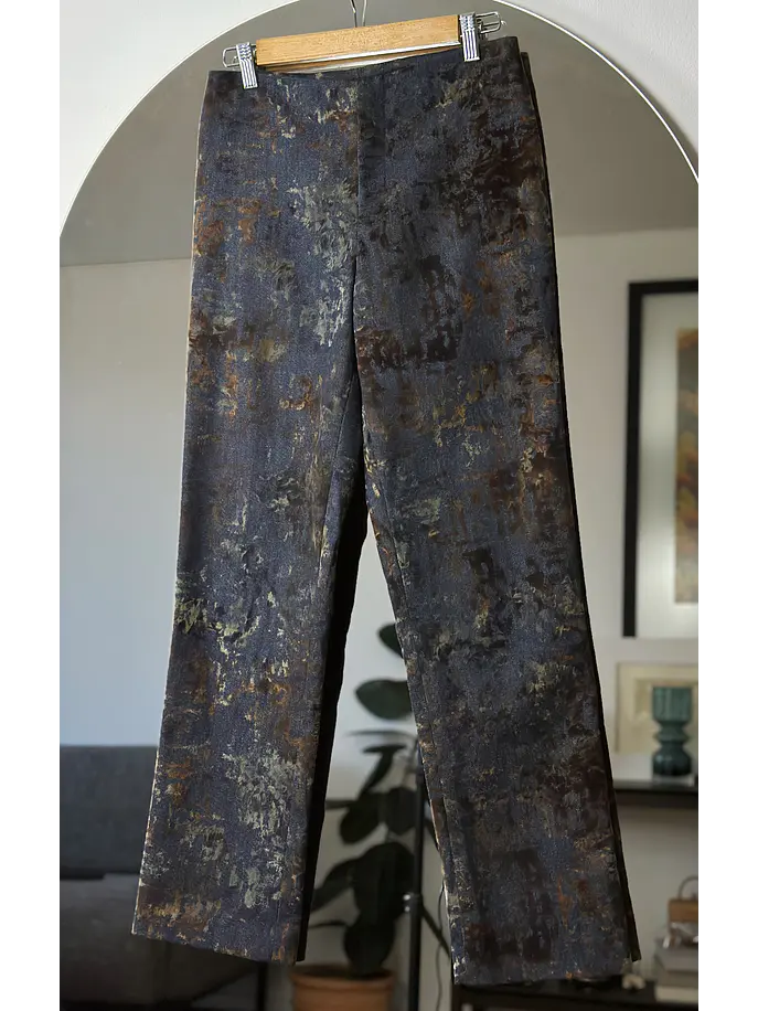 Pantalón de mezclilla con diseño 1