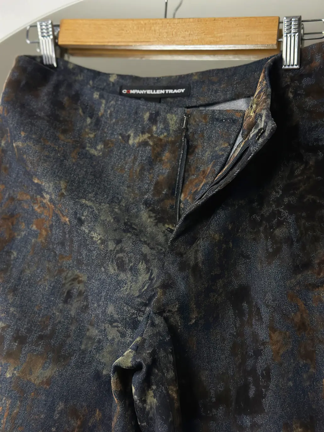 Pantalón de mezclilla con diseño 4
