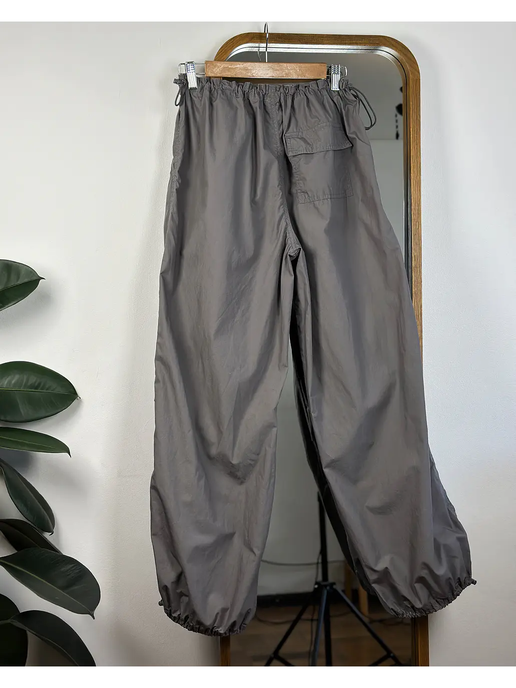 Pantalón parachute plomo 3