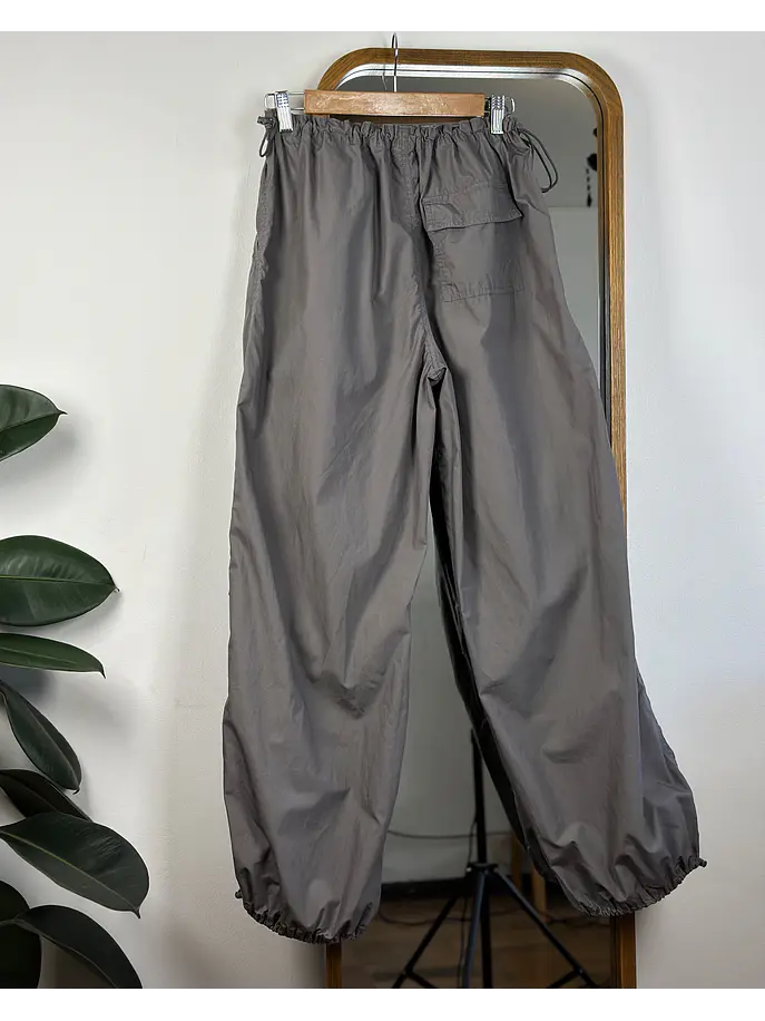 Pantalón parachute plomo 3