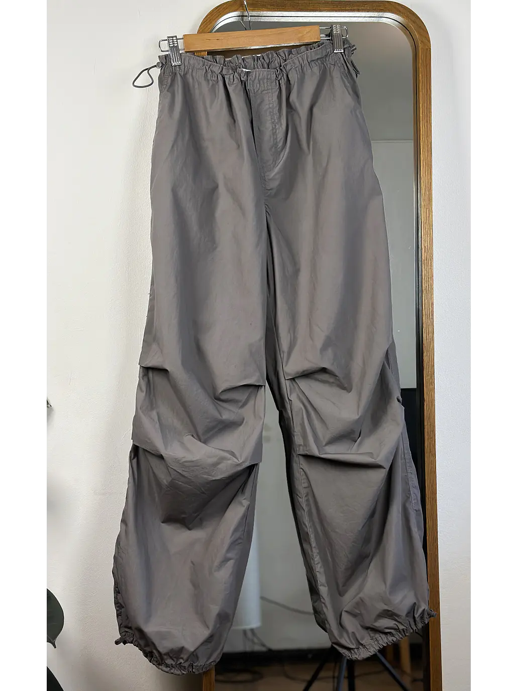 Pantalón parachute plomo 1