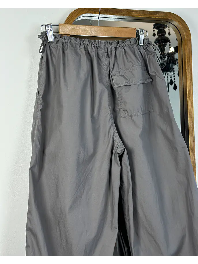 Pantalón parachute plomo 4