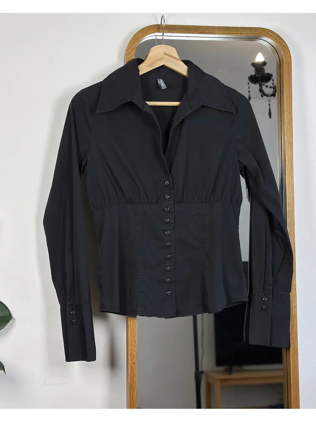 Camisa negra escotada 1