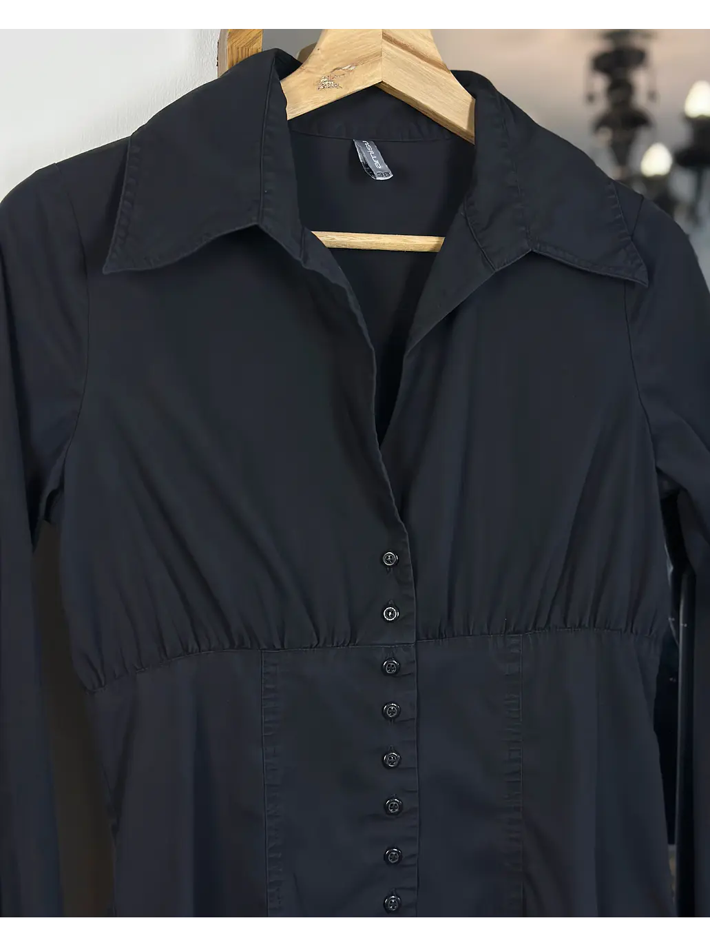 Camisa negra escotada 2