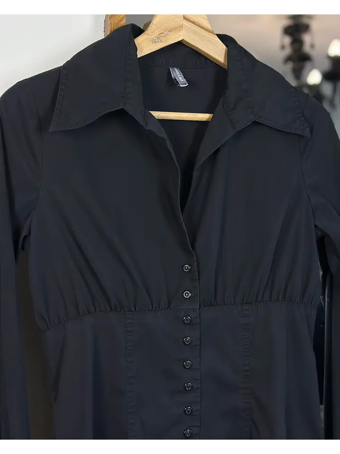 Camisa negra escotada 2