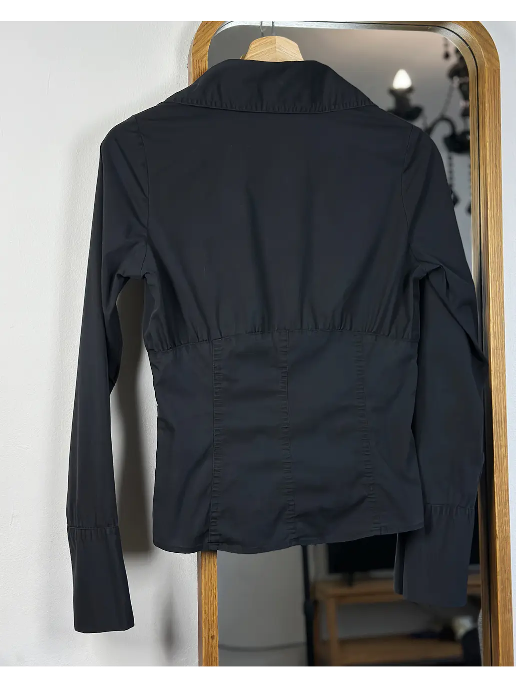 Camisa negra escotada 3