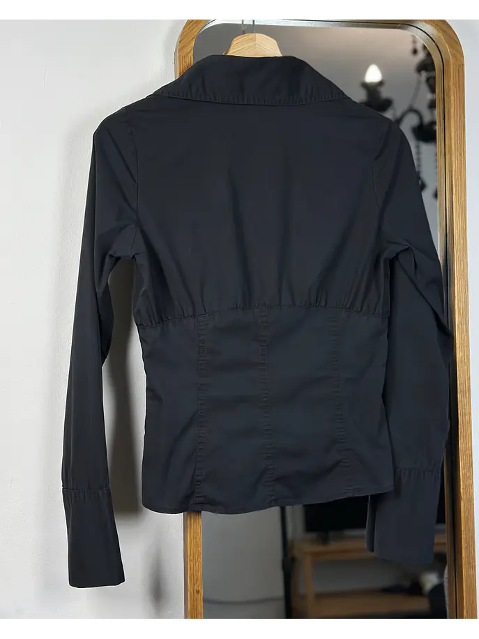 Camisa negra escotada 3