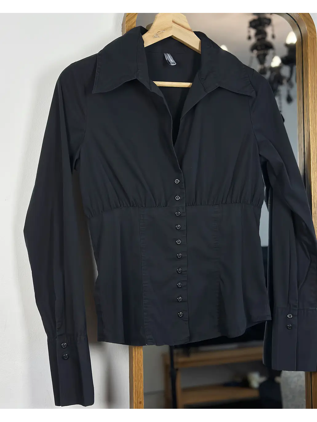 Camisa negra escotada 4