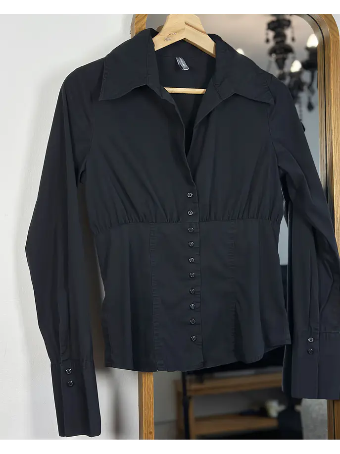 Camisa negra escotada 4