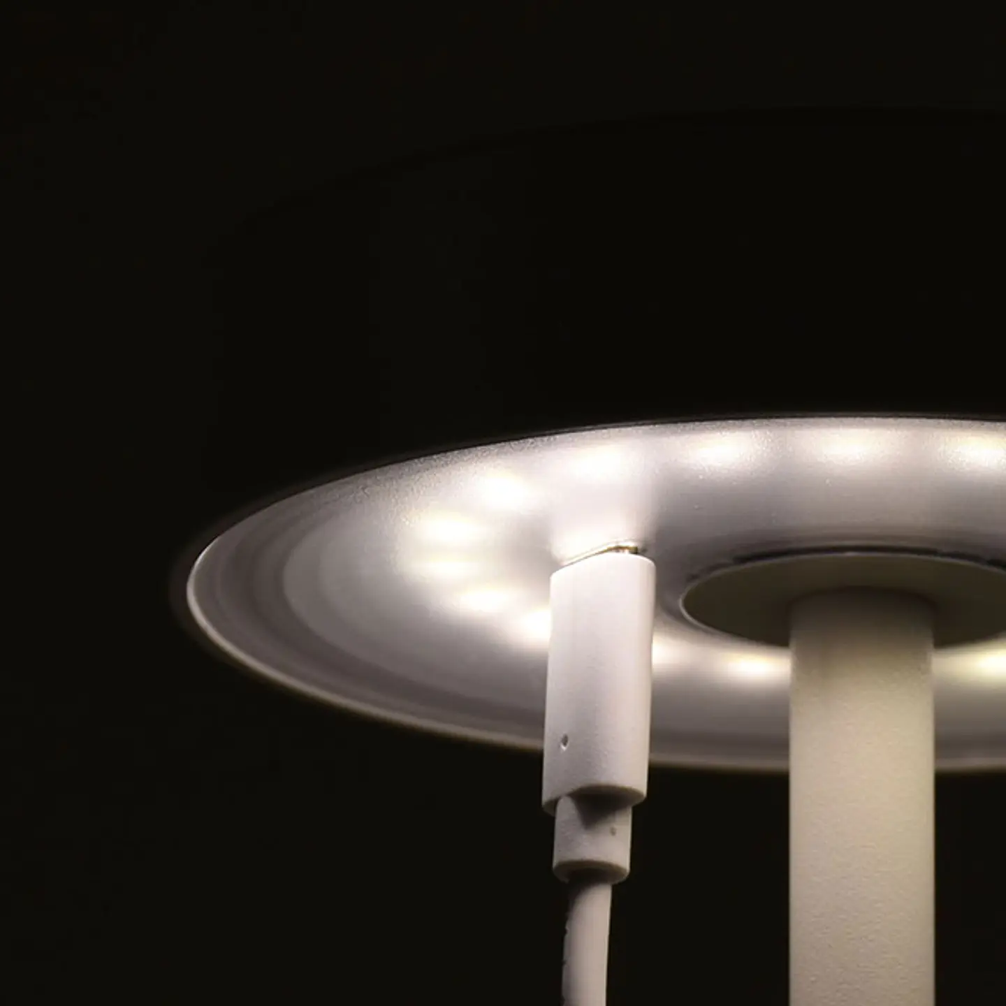 Candeeiro de mesa CANDY IP54 1x2W LED 230lm 3000K Alt.30xD.11,8cm , com carregador e cabo USB 3