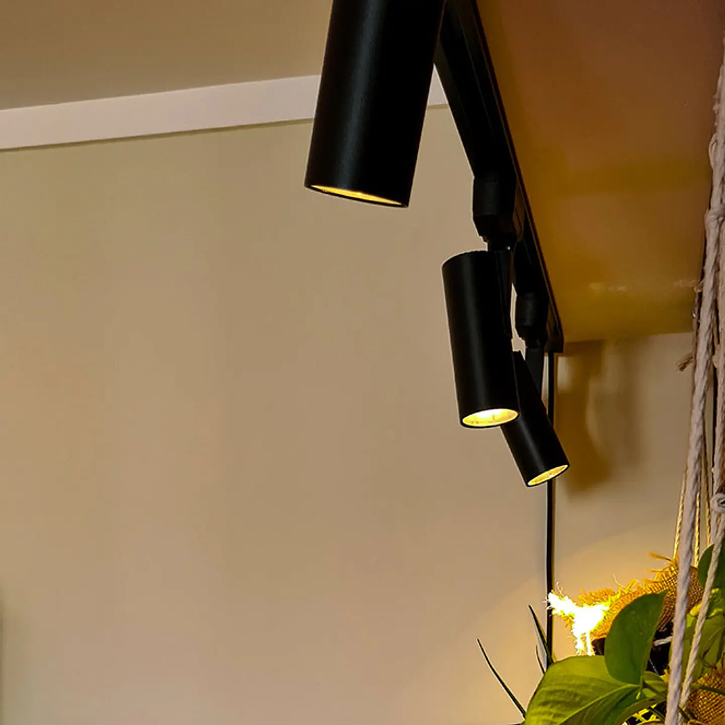 Foco para calha ADONIS (2 condutores) 1x35W LED 2200lm 2700K 24° C.8xL.8xAlt.24cm alumínio preto 2