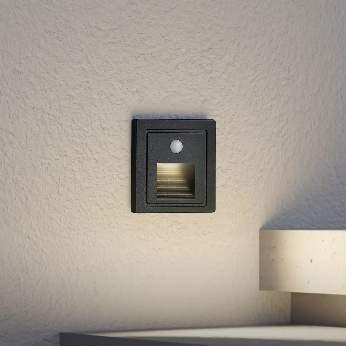 BALIZADOR LED DE PAREDE C/ SENSOR PRETO 2W 3000K 3
