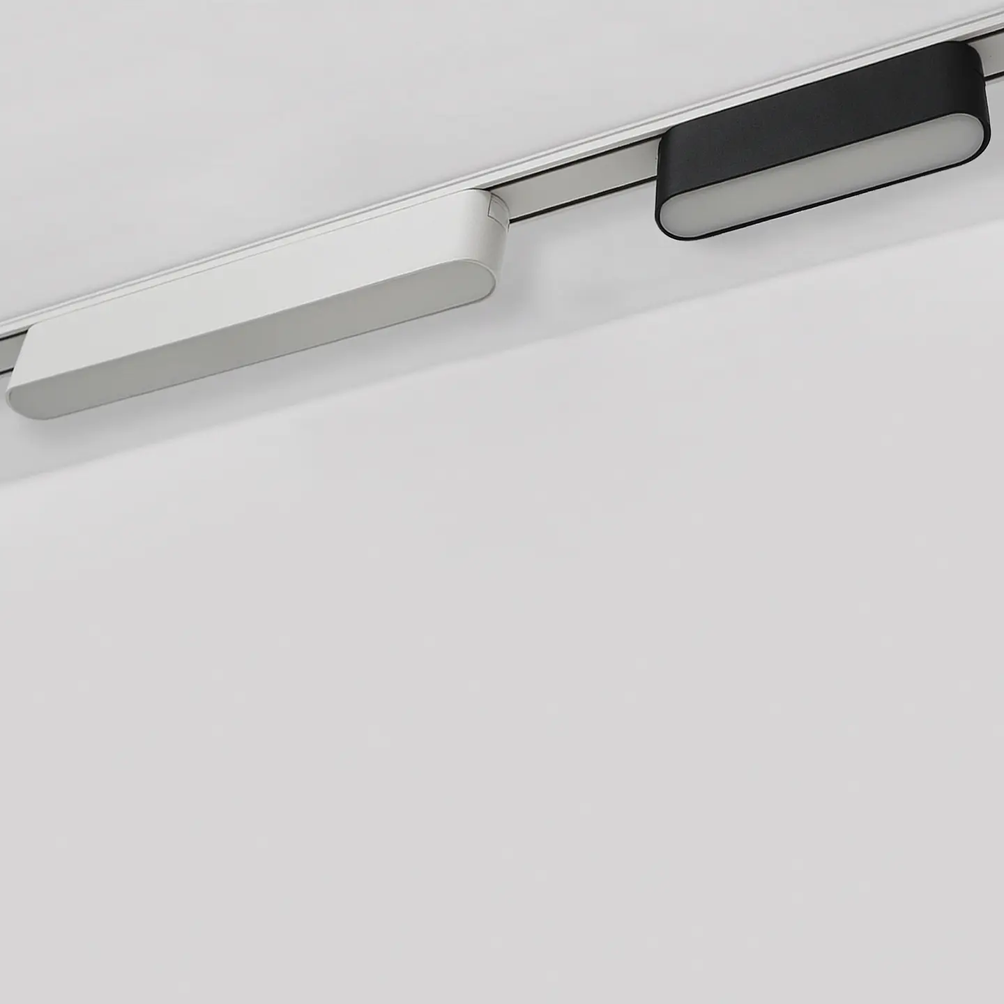 PROJETOR LINEAR PRETO CALHA MAGNÉTICA 6W 2700K DE 90° 40V 4