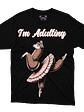 I’m Adulting (Polera Regular Fit) - Miniatura 2