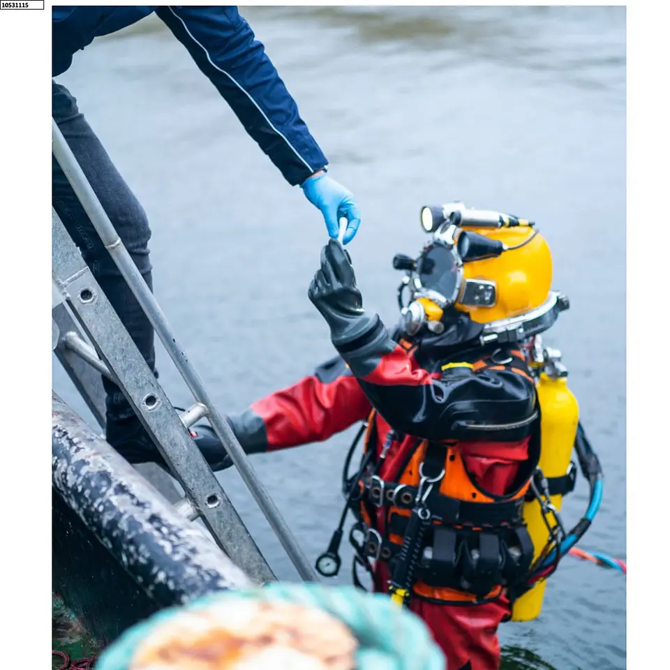 Masilla Reparadora Para Superficies Húmedas 115 Grs Aqua 4