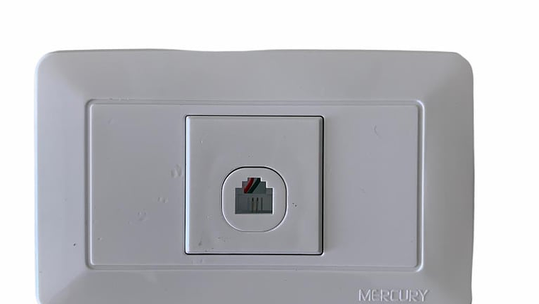 TOMA PARA TELEFONO 1