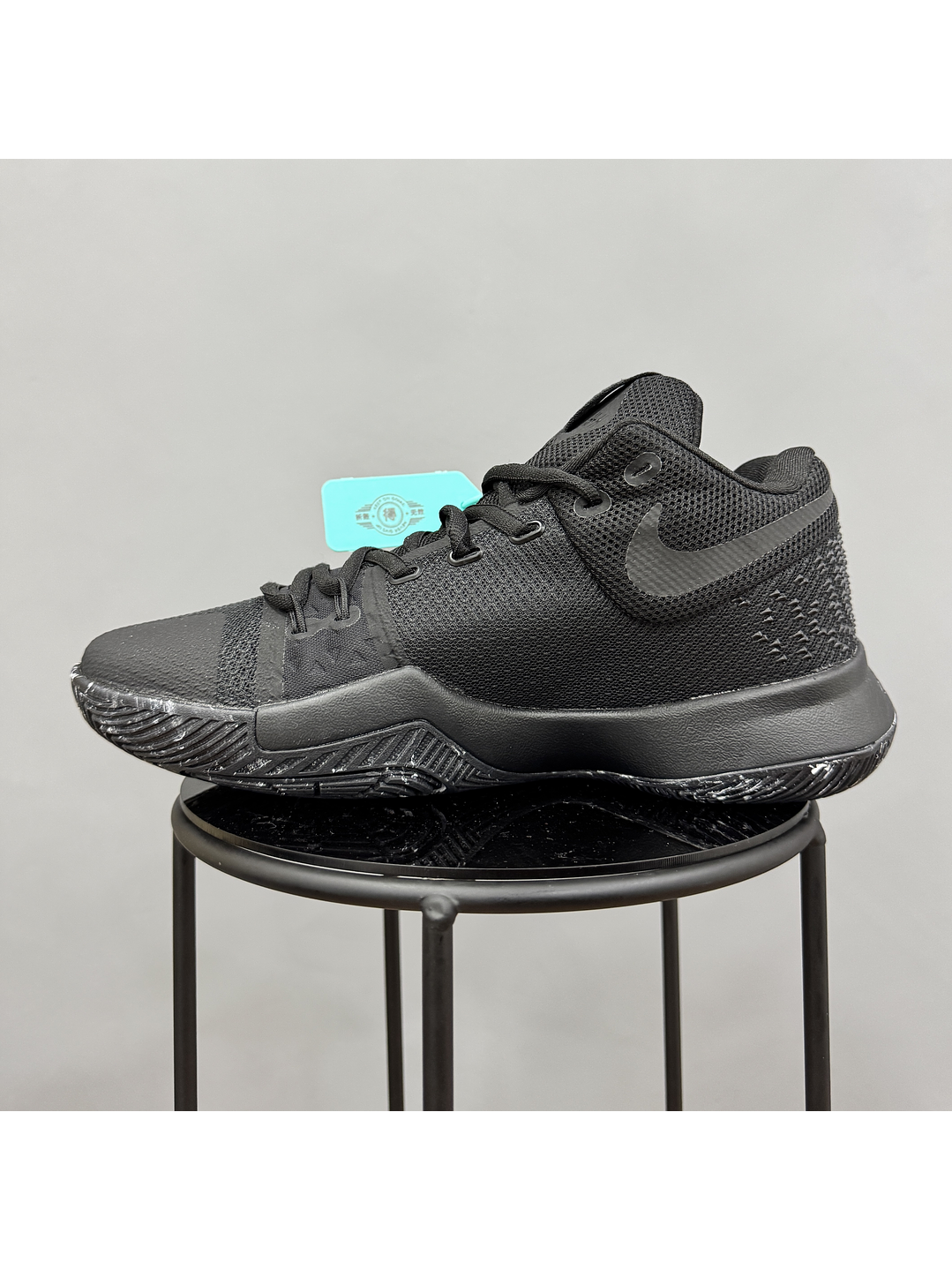 Nike Kyrie 3 Negra 2