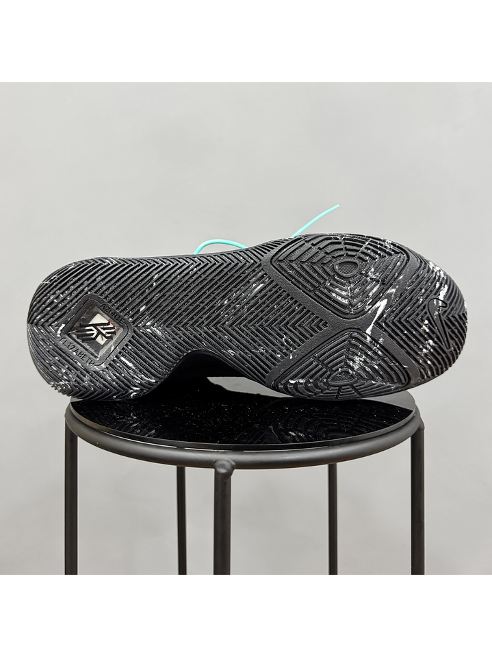 Nike Kyrie 3 Negra 3