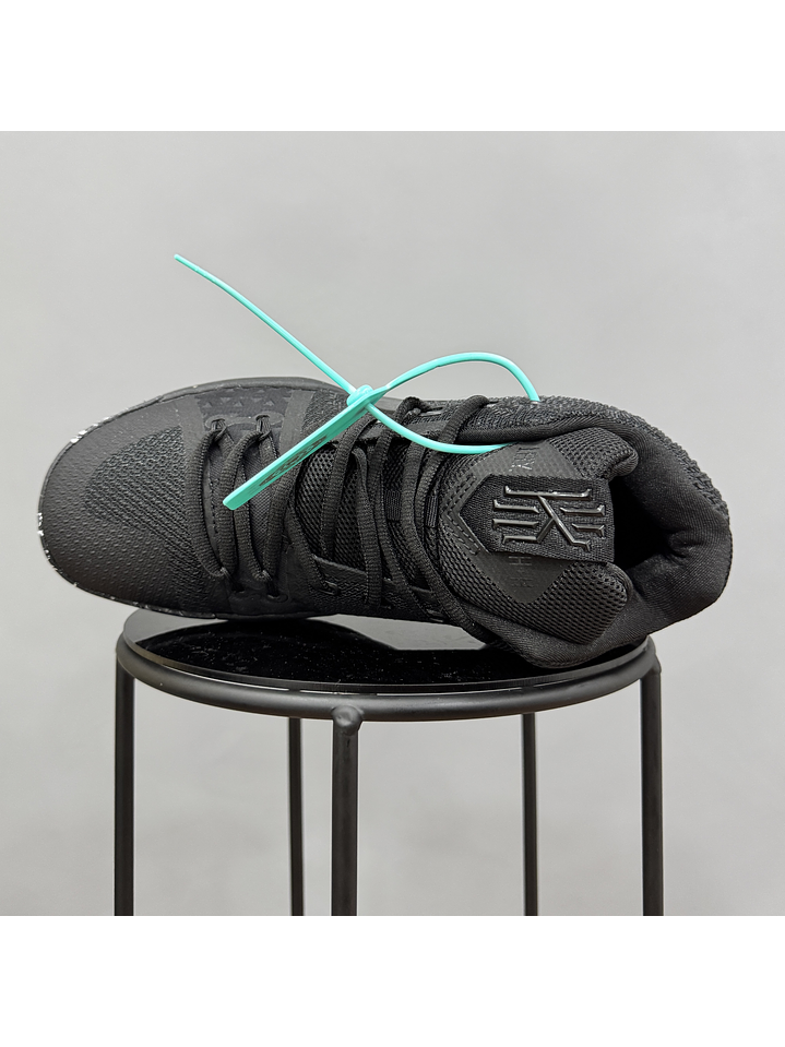 Nike Kyrie 3 Negra 4