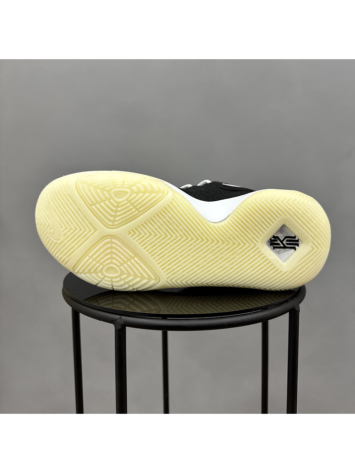 Nike Kyrie 3 Black White  3