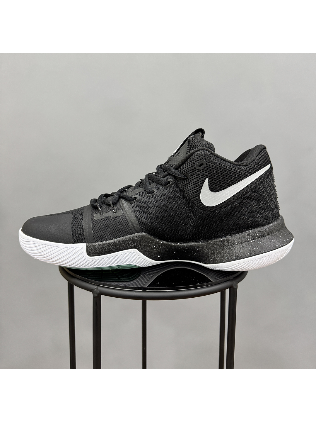 Nike Kyrie 3 Black white  3