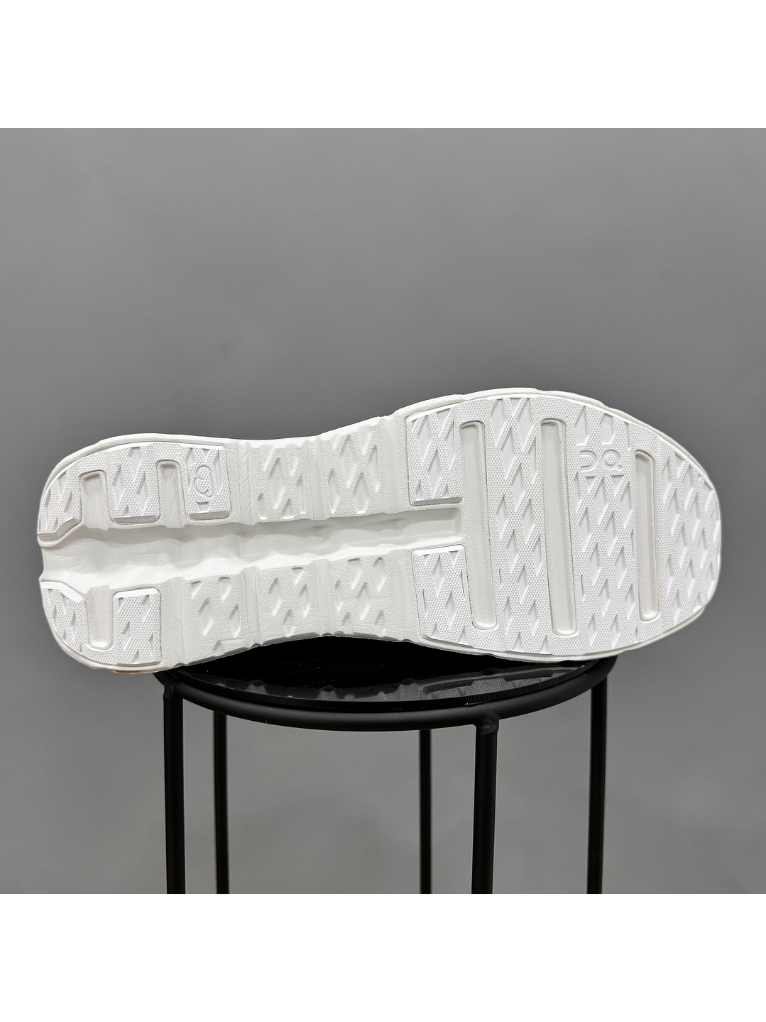 On Cloudtilt Loewe Blanca 2