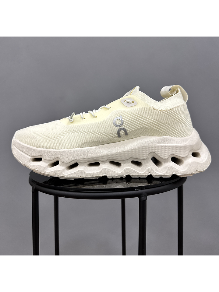 On Cloudtilt Loewe Crema 3