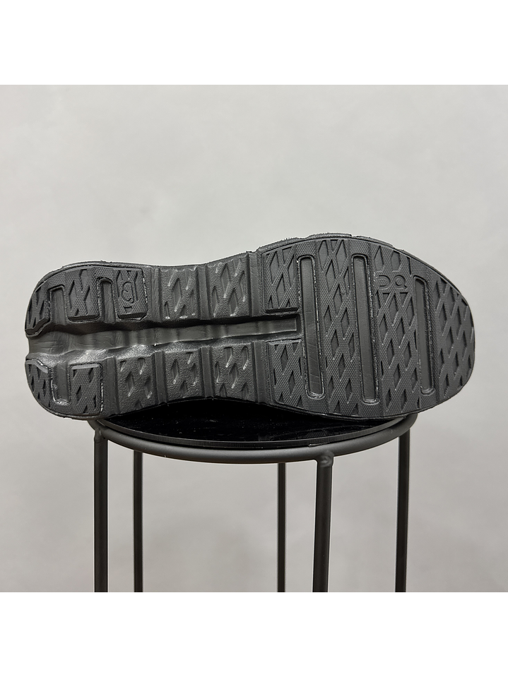 On Cloudtilt Loewe negra 2