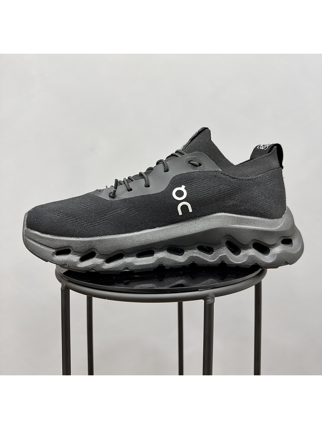 On Cloudtilt Loewe negra 4