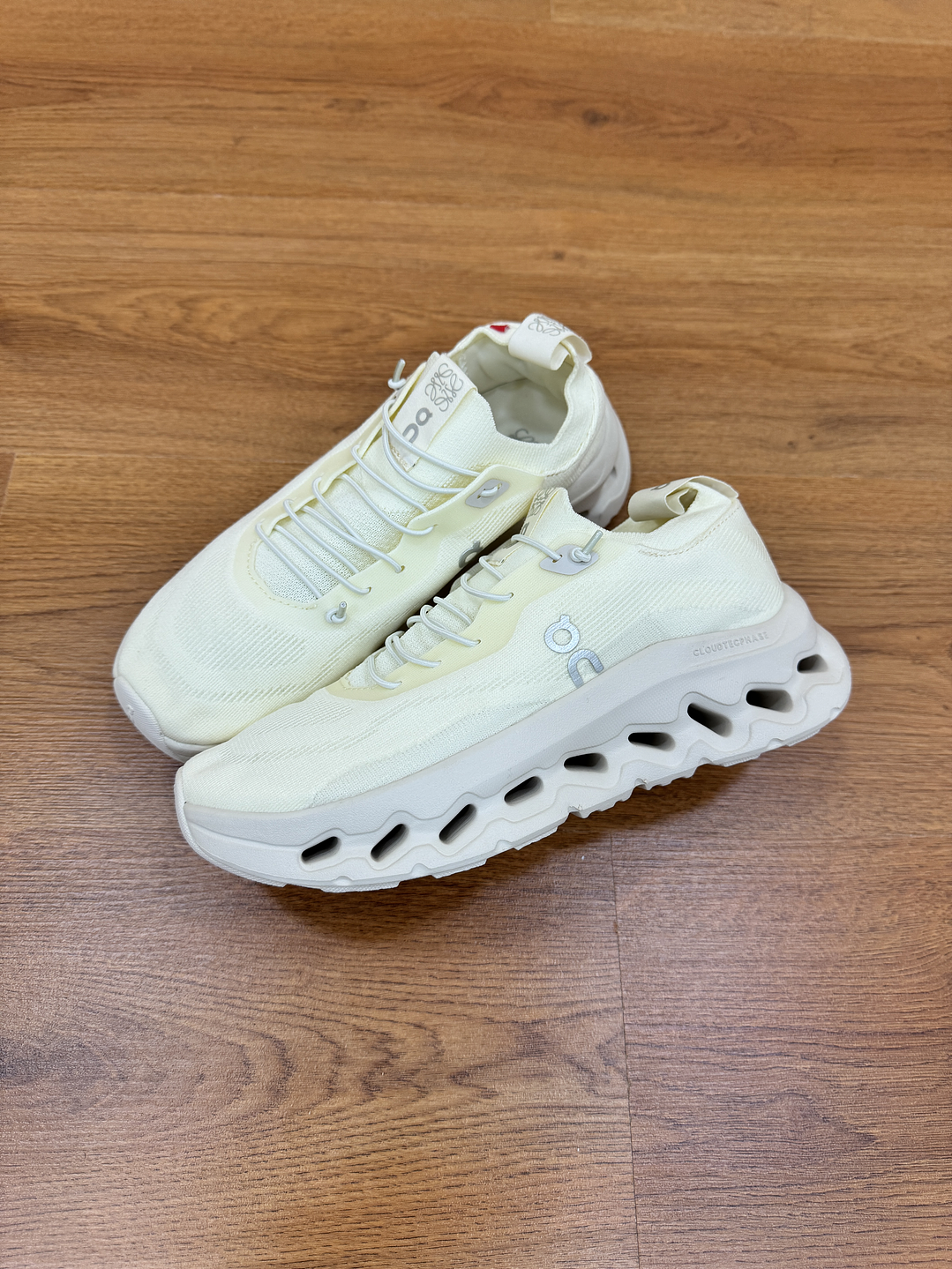 On Cloudtilt Loewe Crema 1