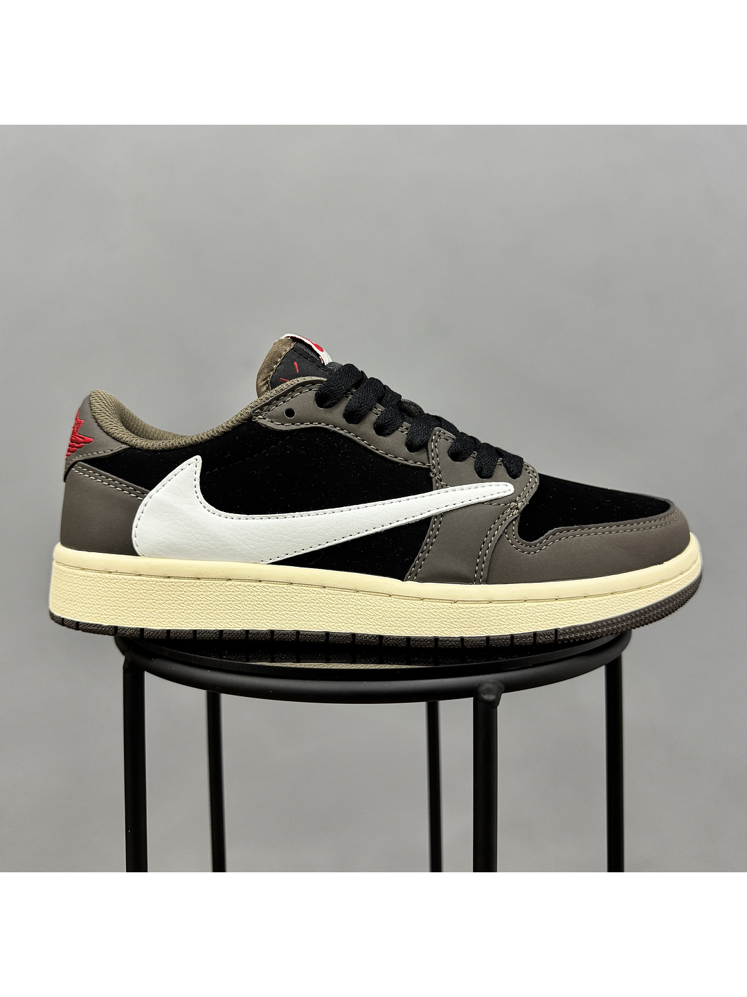 Jordan Retro 1 Low Travis Scott Brown 1